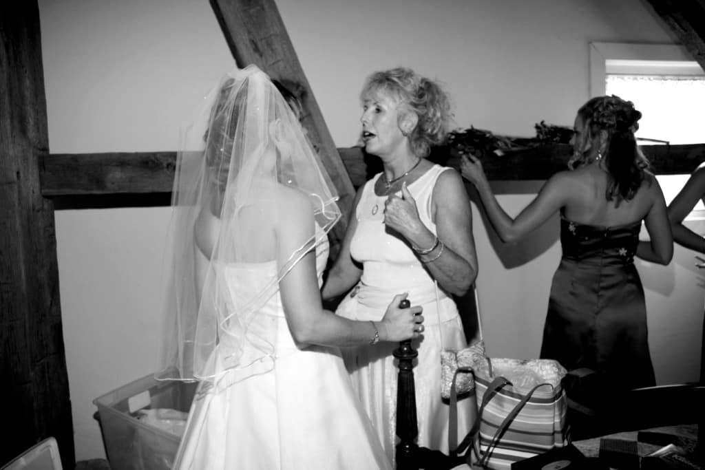 Mom talking to bride photo in black and white
