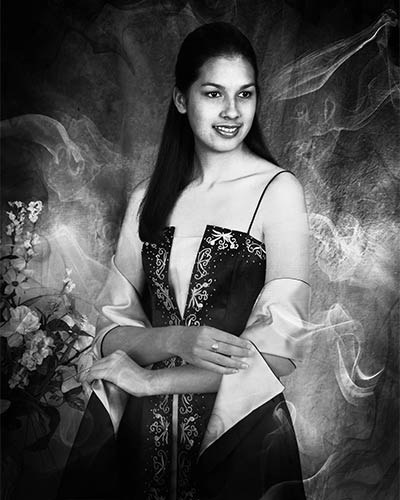 black-white-graduation-portrait-in-studio