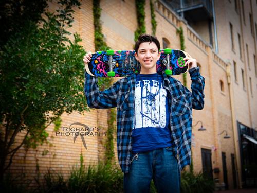pearl brwery senior pictures blue shirt with skateboard